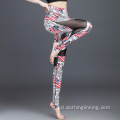 Bidh boireannaich a ’piobrachadh pants Mesh Yoga